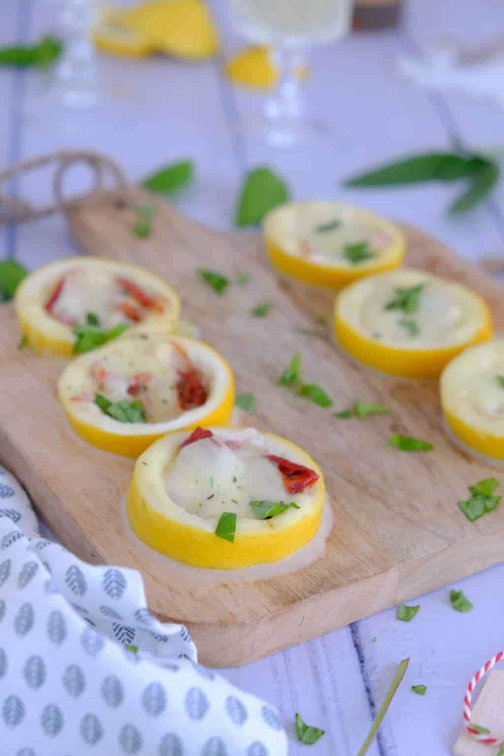 Gebakken citroenen uit de oven van Jamie Oliver is een lekker fris hapje dat de smaakpapillen prikkelt. De vulling bestaat uit mozzarella, ham en tomaat.