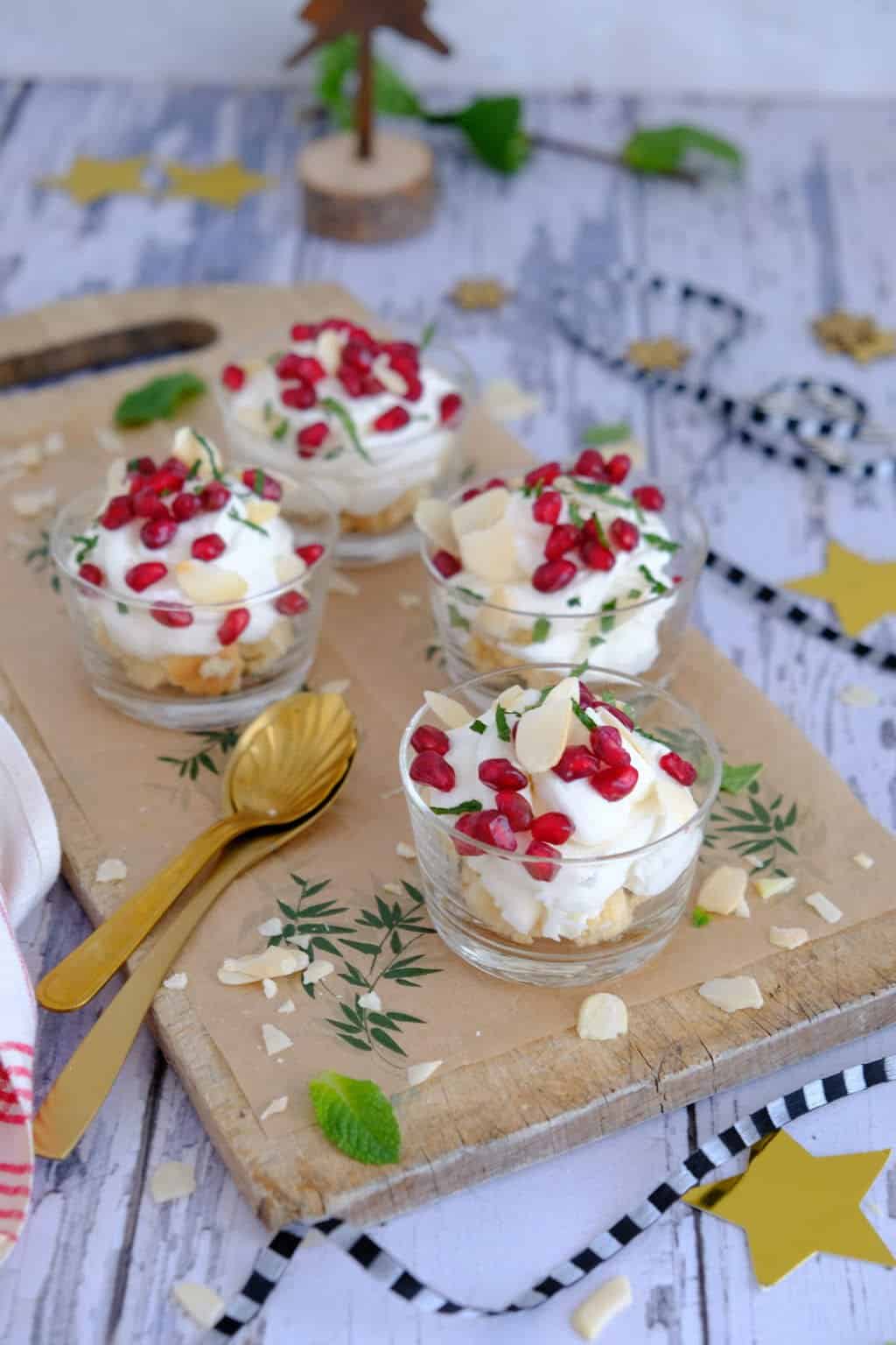 Italiaanse hangop maak je met volle yoghurt en ricotta. Dit toetje bereid je makkelijk voor tijdens kerst of diner. Lekkker met koek, munt en granaatappel.