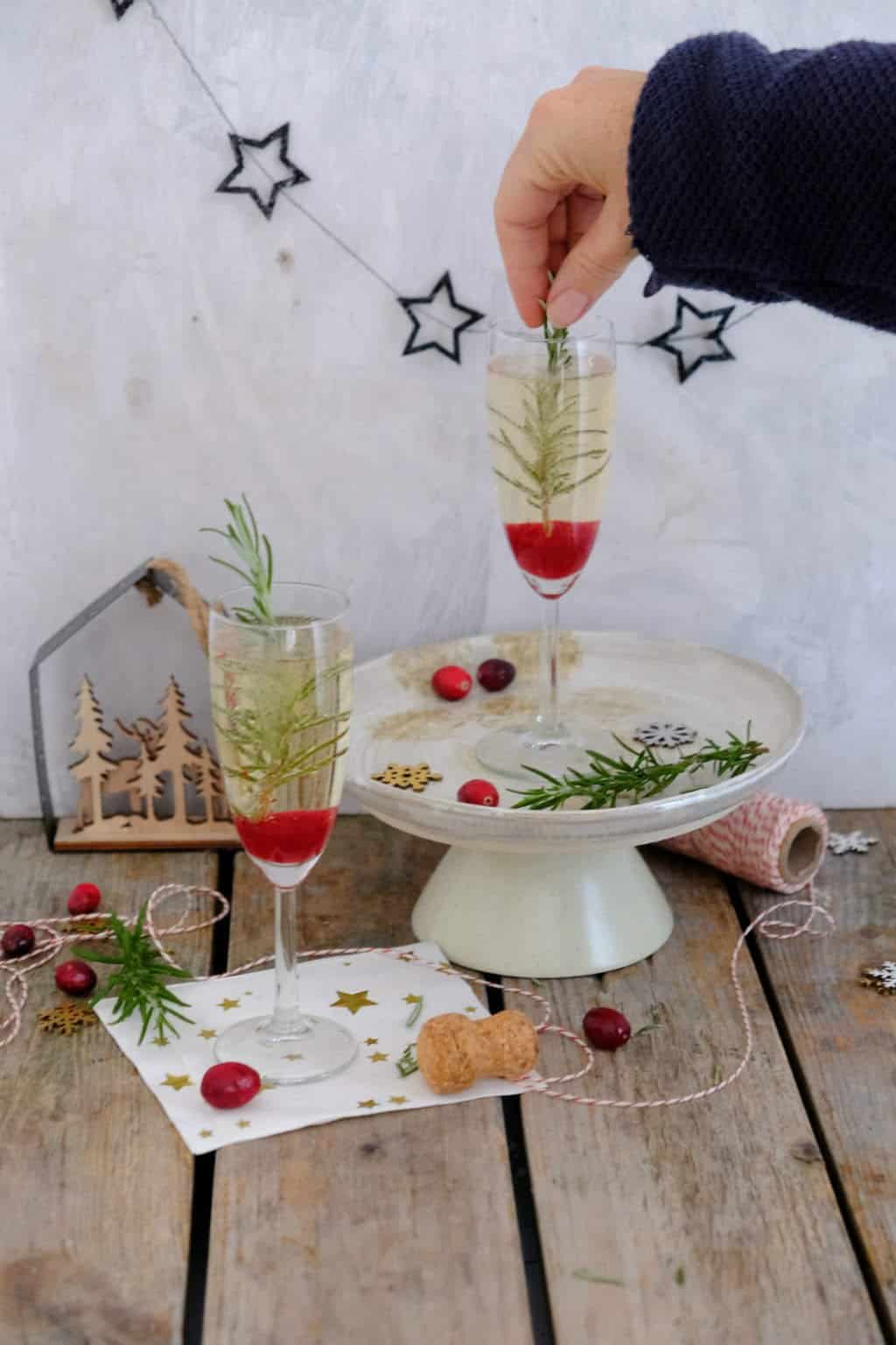 Voor deze kerstcocktail met prosecco maak je zelf een cranberry siroop. Dat klinkt misschien ingewikkeld, maar dat is het recept zeker niet. 