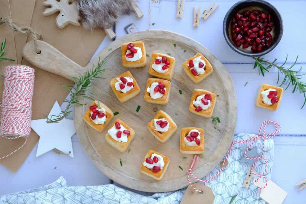 Mini pastei bakjes met roomkaas en granaatappelpitjes zijn een lekker hapje om het kerstdiner mee te starten.