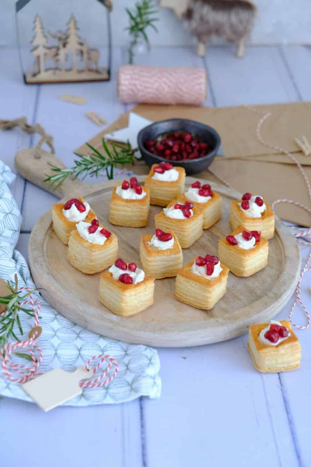 Mini pastei bakjes met roomkaas en granaatappelpitjes zijn een lekker hapje om het kerstdiner mee te starten.