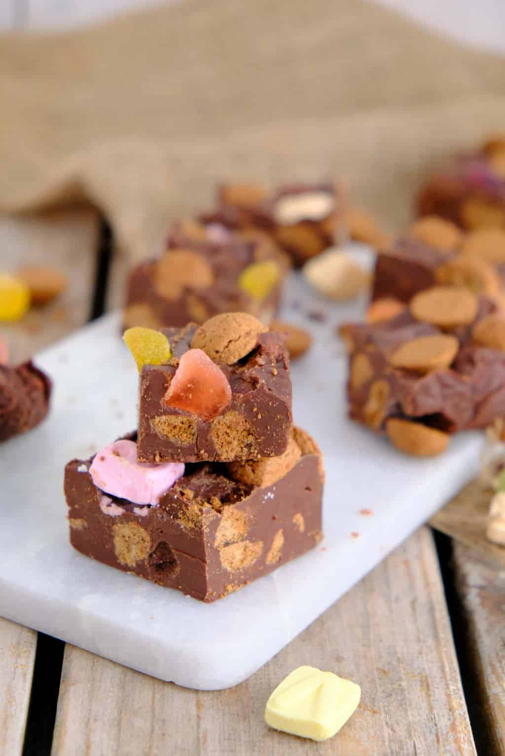 Sinterklaas rocky road fudge. Een Sinterklaas recept met 4 ingrediënten en dat binnen 5 minuten voorbereid is. 