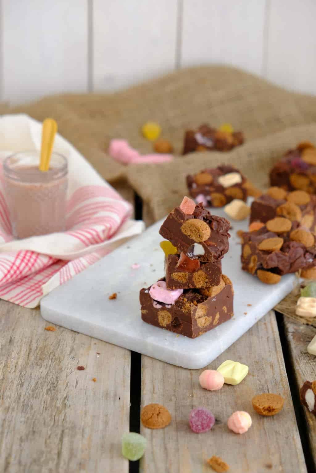Sinterklaas rocky road fudge. Een Sinterklaas recept met 4 ingrediënten en dat binnen 5 minuten voorbereid is. 