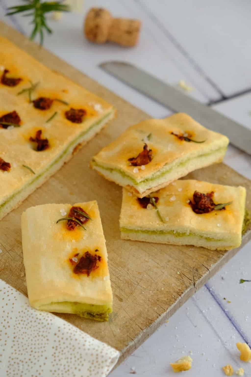 Snelle focaccia met pesto