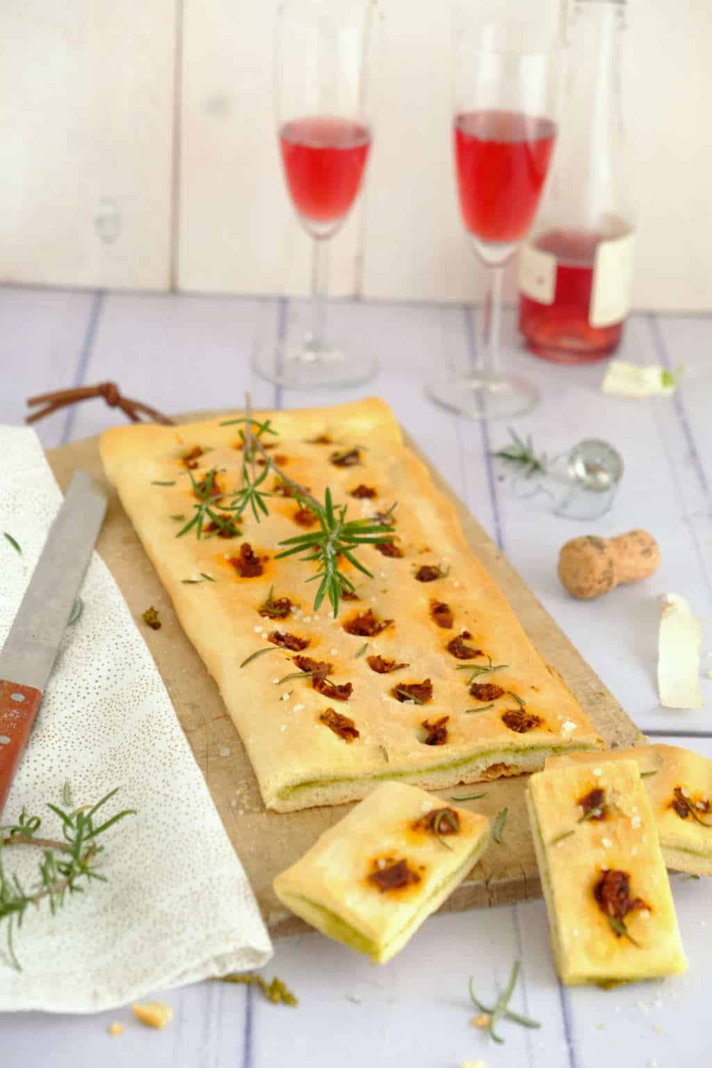 Snelle focaccia met pesto
