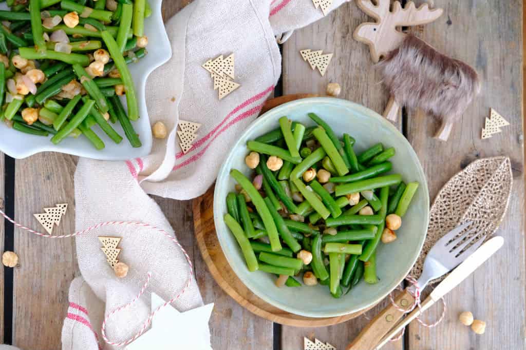 Sperziebonen met geroosterde hazelnoten. Een makkelijk en smakelijk bijgerecht voor bij een diner of kerst.