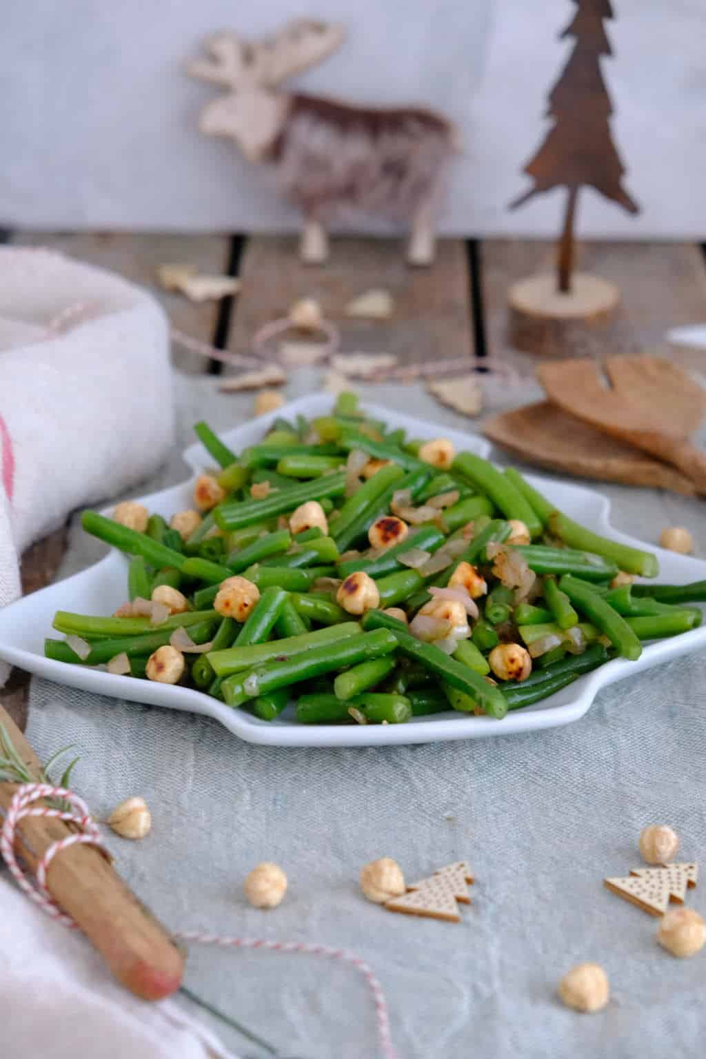 Sperziebonen met geroosterde hazelnoten. Een makkelijk en smakelijk bijgerecht voor bij een diner of kerst.