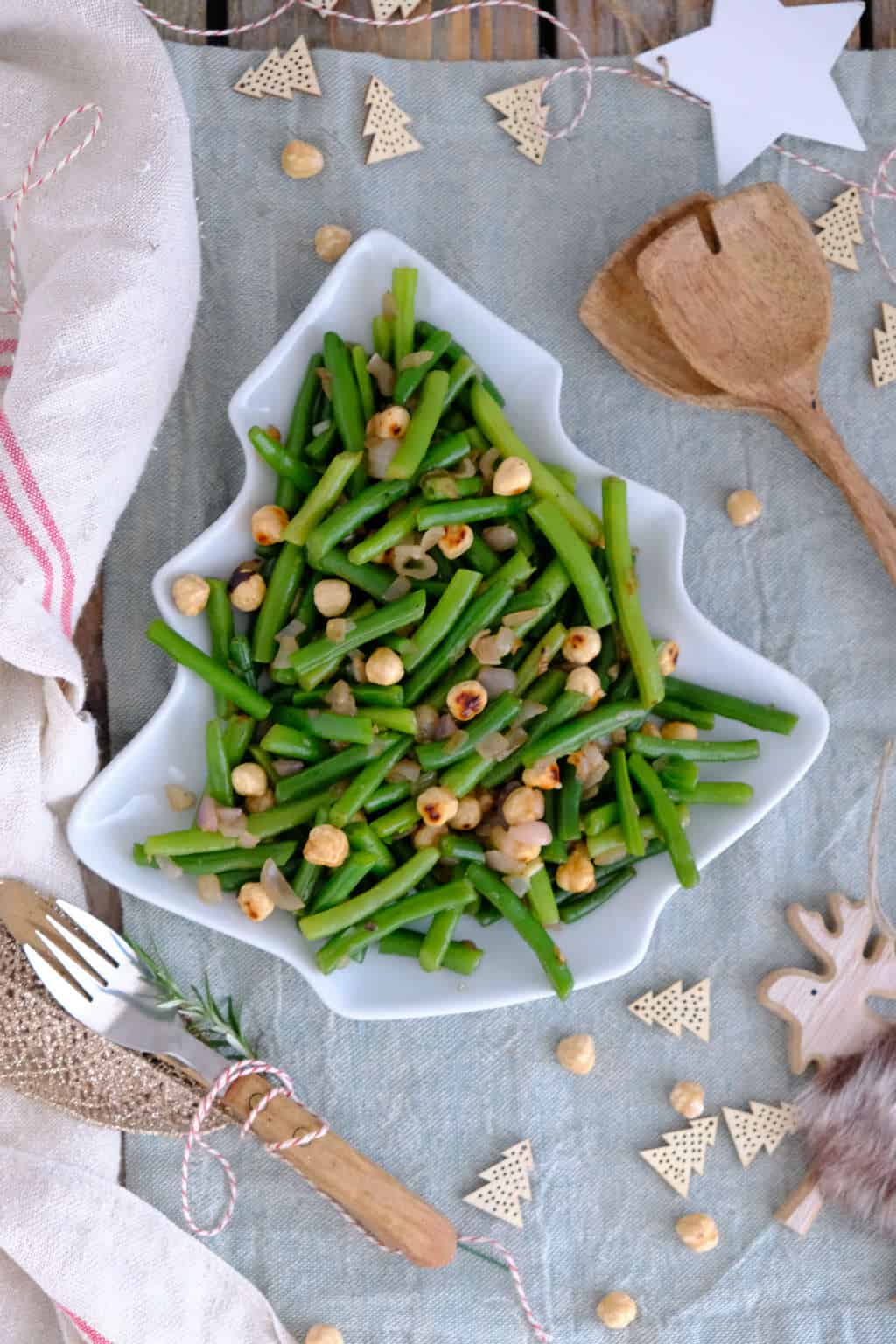 Sperziebonen met geroosterde hazelnoten. Een makkelijk en smakelijk bijgerecht voor bij een diner of kerst.