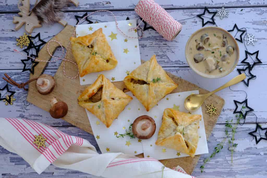 Varkenshaas in bladerdeeg met een champignon (truffel) saus is een kerst hoofdgerecht dat niet kan mislukken. Dit is een feestelijk vlees recept.