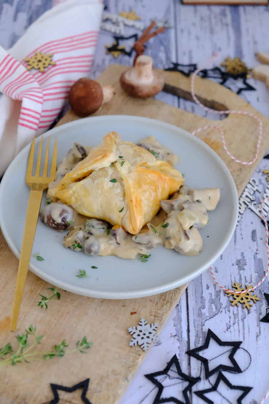 Varkenshaas in bladerdeeg met een champignon (truffel) saus is een kerst hoofdgerecht dat niet kan mislukken. Dit is een feestelijk vlees recept.