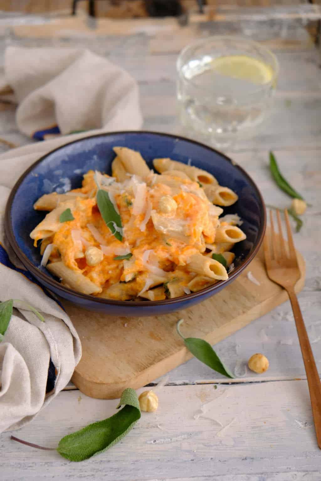 Pasta met pompoen en salie is een makkelijk pasta recept voor door de weeks. Het is ook een vegetarisch recept en staat binnen 20 minuten op tafel.