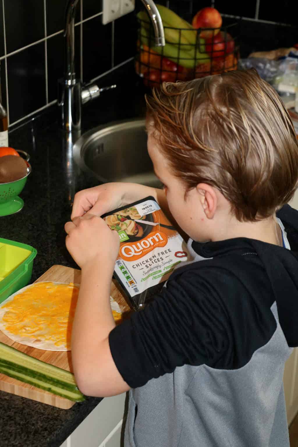 3 x vega lunchbox inspiratie voor kinderen met een vegan kip wrap met hummus, een pita pizza en een sandwich hawai. Makkelijke en snelle lunchrecepten.