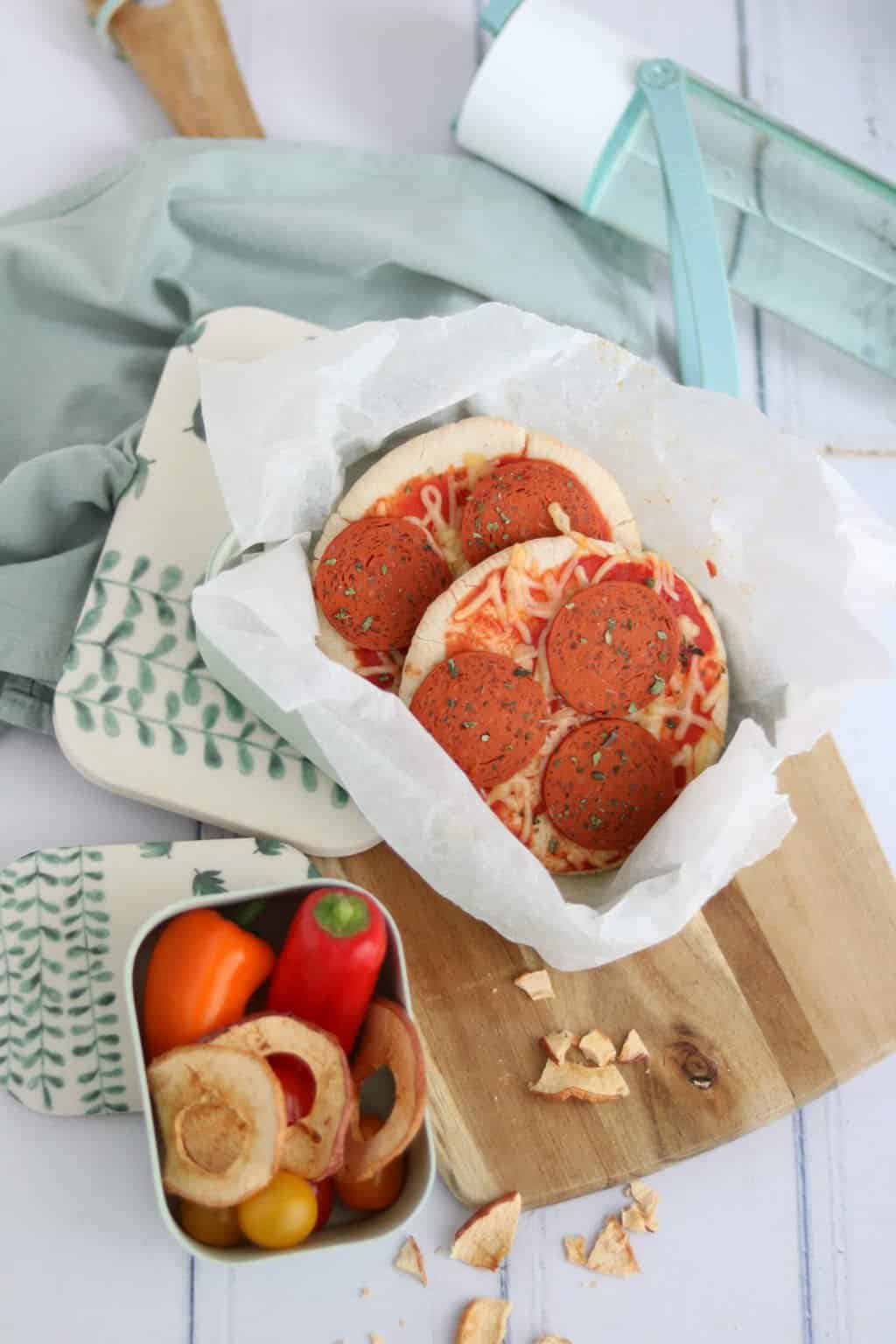 3 x vega lunchbox inspiratie voor kinderen met een vegan kip wrap met hummus, een pita pizza en een sandwich hawai. Makkelijke en snelle lunchrecepten.