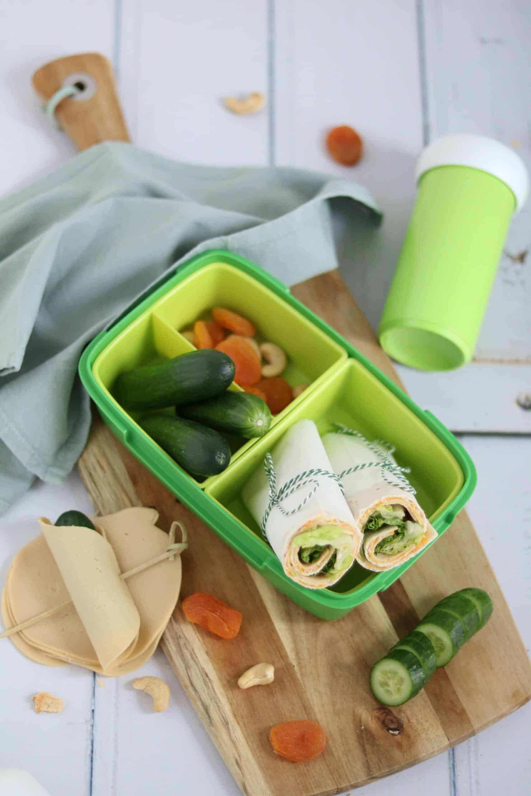 3 x vega lunchbox inspiratie voor kinderen met een vegan kip wrap met hummus, een pita pizza en een sandwich hawai. Makkelijke en snelle lunchrecepten.