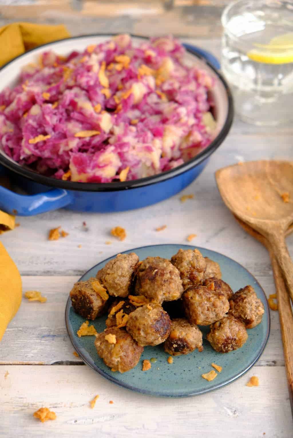 Indische gehaktballetjes met rode kool stamppot. Geef je stamppot een twist met oosterse balletjes. Een makkelijk recept voor een doordeweekse maaltijd.