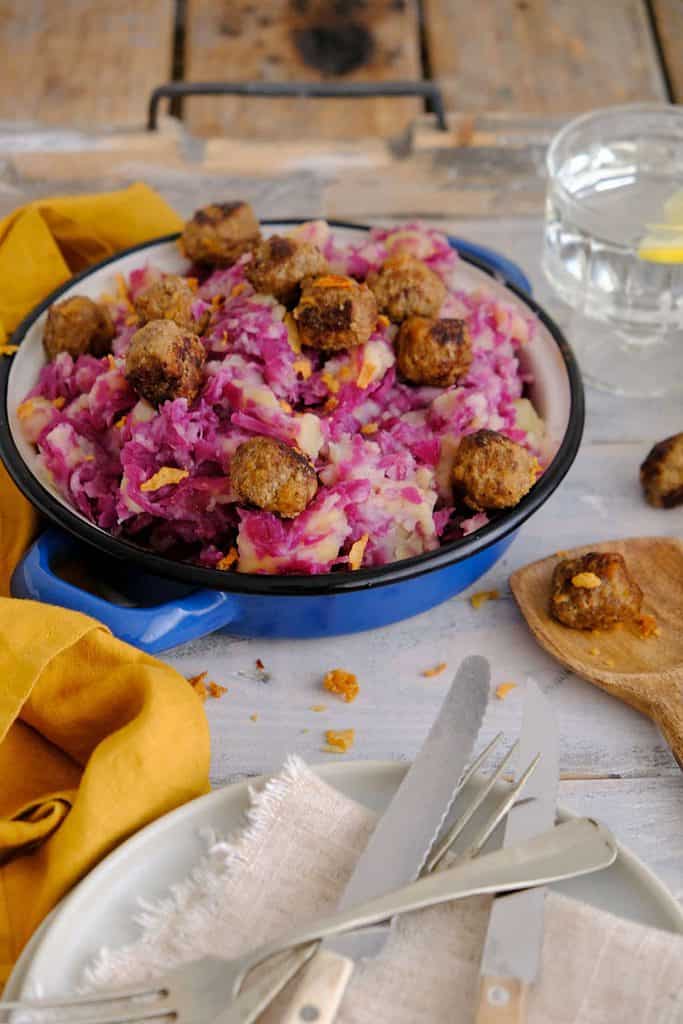 Indische gehaktballetjes met rode kool stamppot. Geef je stamppot een twist met oosterse balletjes. Een makkelijk recept voor een doordeweekse maaltijd.