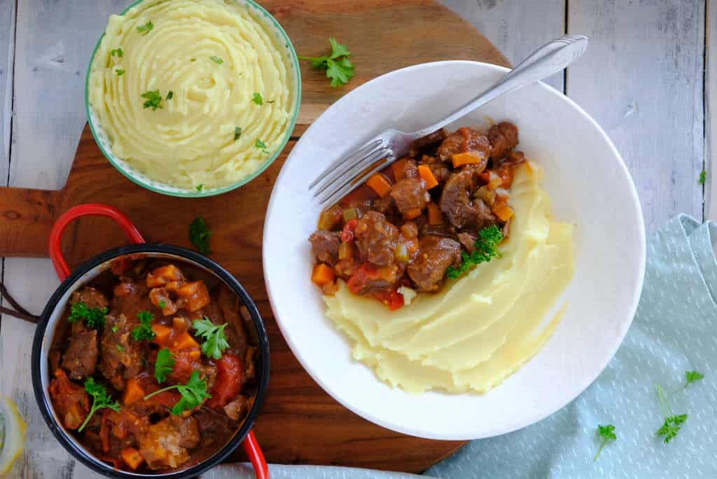 Stoofvlees met funghi porcini en aardappelpuree. De gedroogde paddenstoelen koop je gewoon in de supermarkt en het geeft dit recept een extra touch.