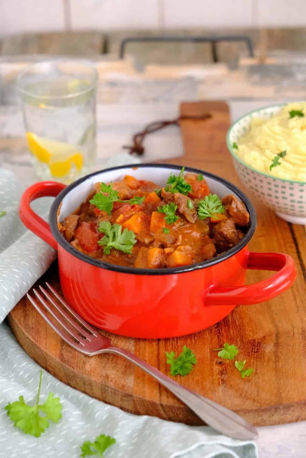Stoofvlees met funghi porcini en aardappelpuree. De gedroogde paddenstoelen koop je gewoon in de supermarkt en het geeft dit recept een extra touch.