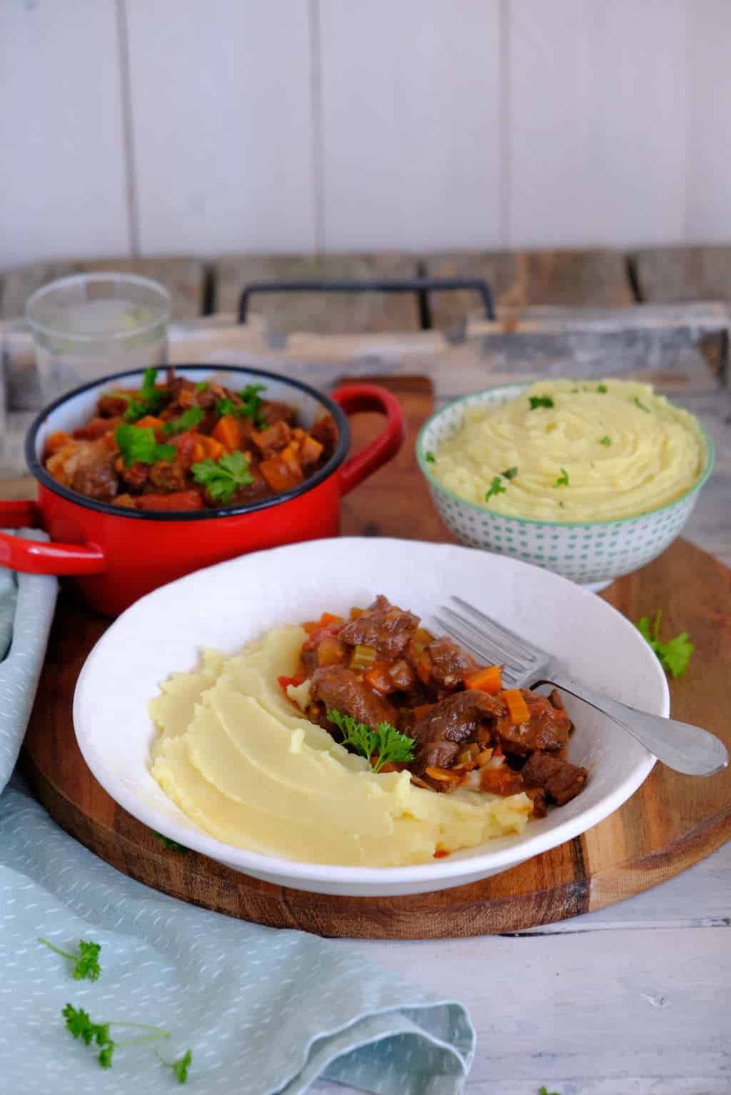 Stoofvlees met funghi porcini en aardappelpuree. De gedroogde paddenstoelen koop je gewoon in de supermarkt en het geeft dit recept een extra touch.