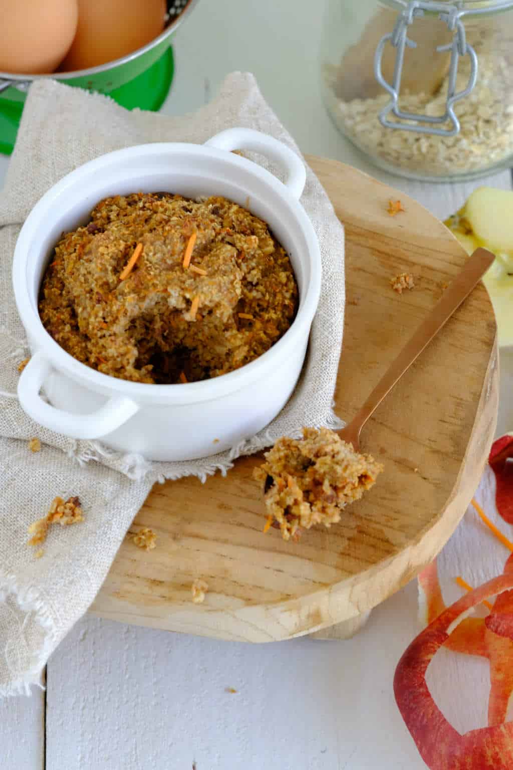 Worteltaart havermout uit de oven is een goed begin van de dag. Dit ontbijt recept zit boordevol goede ingrediënten voor langdurige energie voor de ochtend.