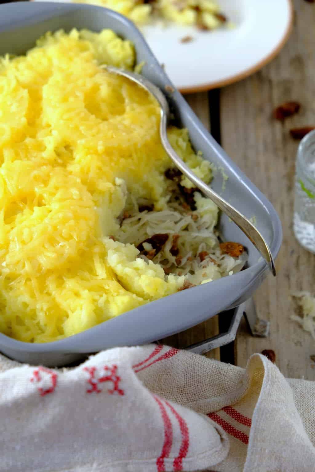Een zuurkoolschotel met ananas, kaas en gehakt. Deze ovenschotel is makkelijk om te maken en ideaal om een dag eerder voor te bereiden. Klik op de foto om dit recept uit de oven te bekijken. #ovenschotel