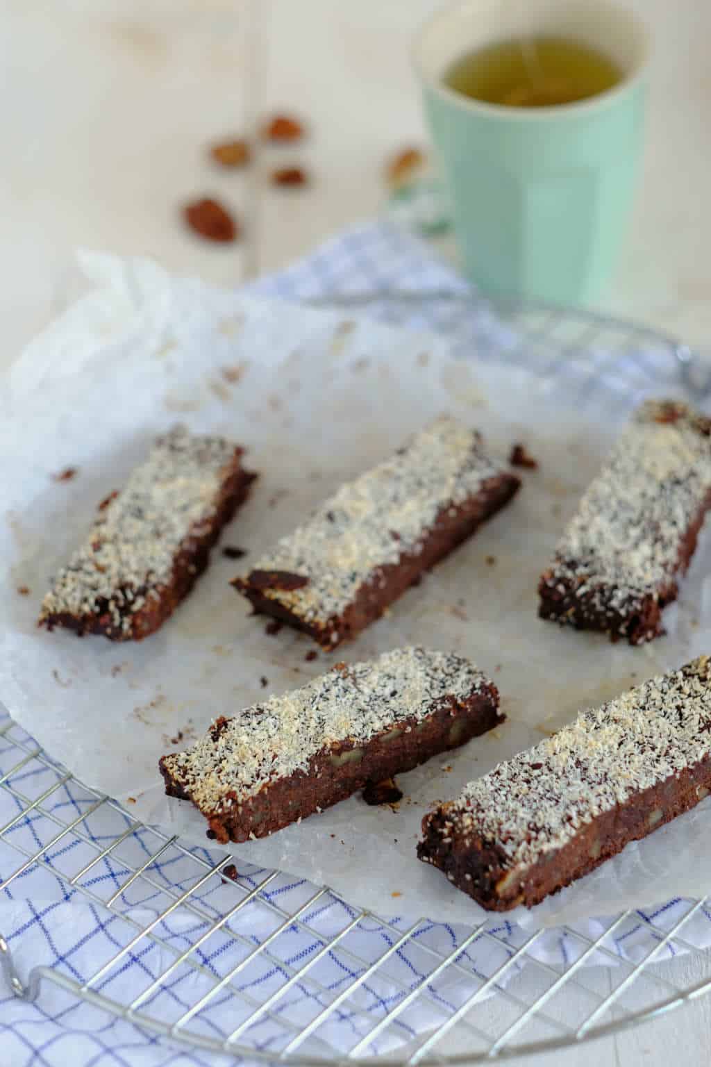 De dadel noten repen met kokos zijn een verantwoord tussendoortje. Voor dit recept heb je slechts 6 ingrediënten nodig en zijn makkelijk te maken. Ideaal om mee te nemen naar kantoor of in de lunchbox van de kinderen. #gezond #tussendoortjes #dadels