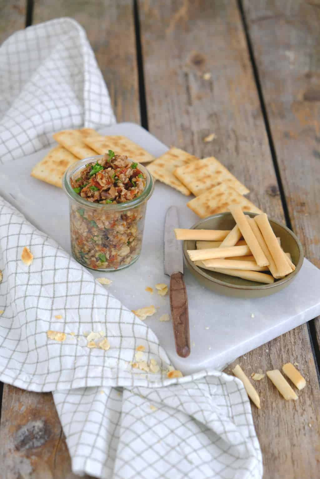 Na de olijven tapenade en paprika tapenade is het tijd voor een champignon tapenade. Zelf een tapenade maken is zo klaar, de staafmixer doet al het werk.