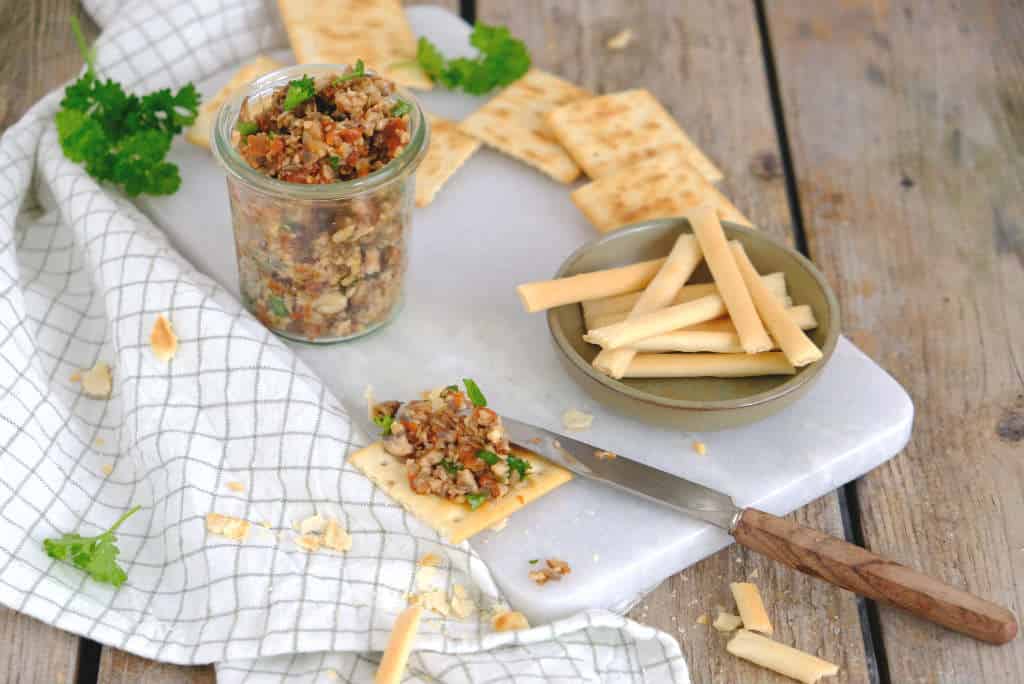 Na de olijven tapenade en paprika tapenade is het tijd voor een champignon tapenade. Zelf een tapenade maken is zo klaar, de staafmixer doet al het werk.