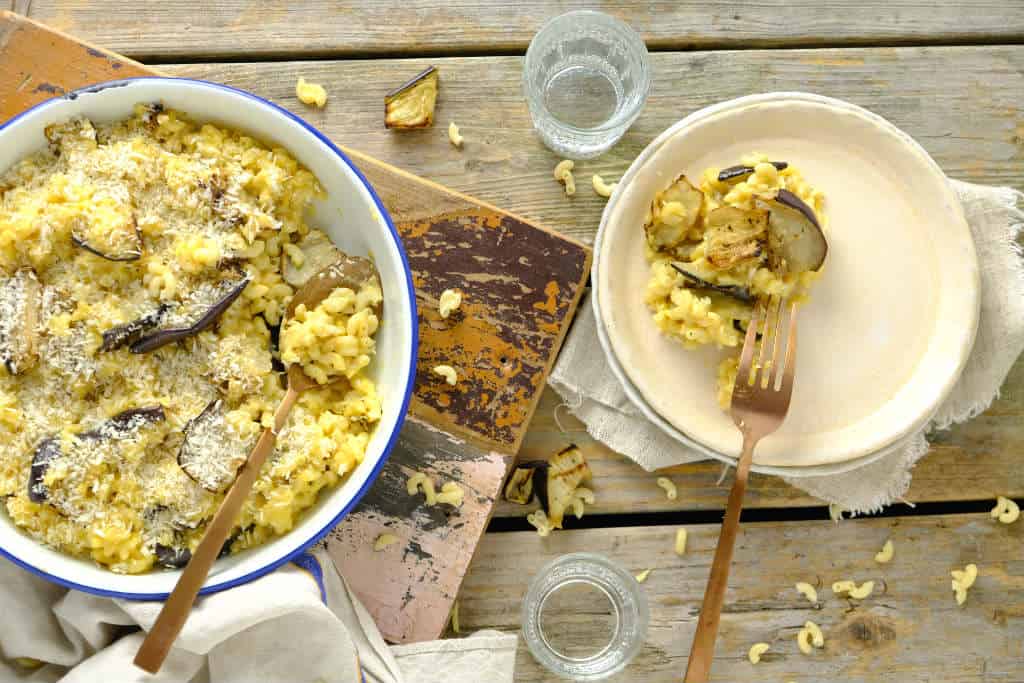 Een gezondere mac en cheese met aubergine. De kaassaus maak je met Griekse yoghurt, kookvocht van de pasta en kaas. Het vlees is vervangen door aubergine. #pasta #vegetarisch #macandcheese