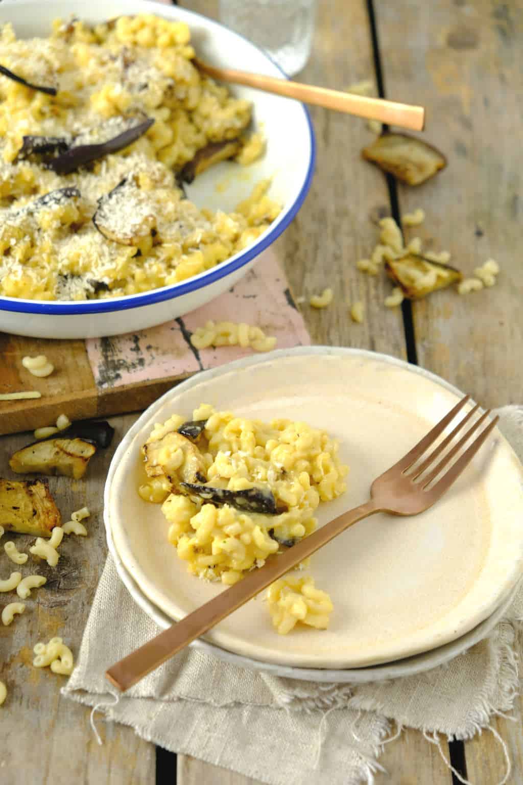 Een gezondere mac en cheese met aubergine. De kaassaus maak je met Griekse yoghurt, kookvocht van de pasta en kaas. Het vlees is vervangen door aubergine. #pasta #vegetarisch #macandcheese