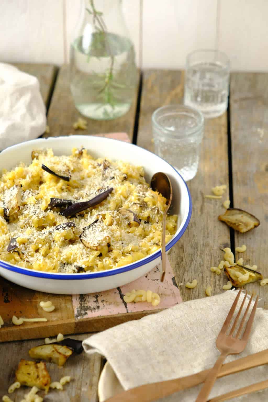 Een gezondere mac en cheese met aubergine. De kaassaus maak je met Griekse yoghurt, kookvocht van de pasta en kaas. Het vlees is vervangen door aubergine. #pasta #vegetarisch #macandcheese