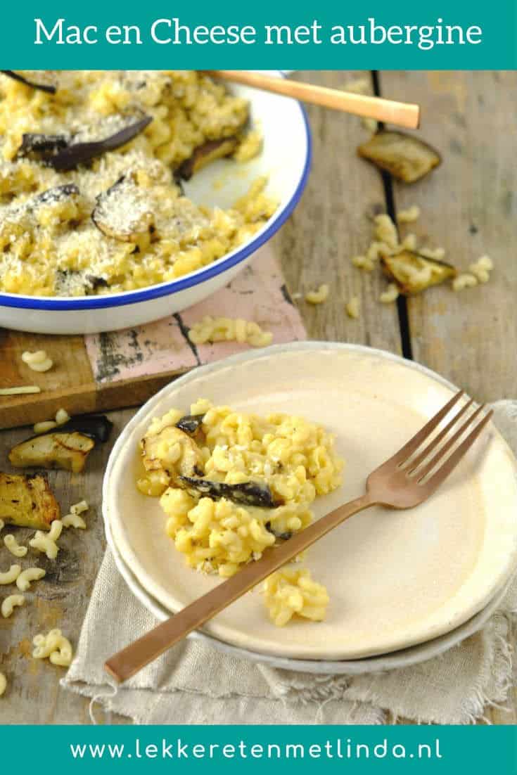 Een gezondere mac en cheese met aubergine. De kaassaus maak je met Griekse yoghurt, kookvocht van de pasta en kaas. Het vlees is vervangen door aubergine. #pasta #vegetarisch #macandcheese