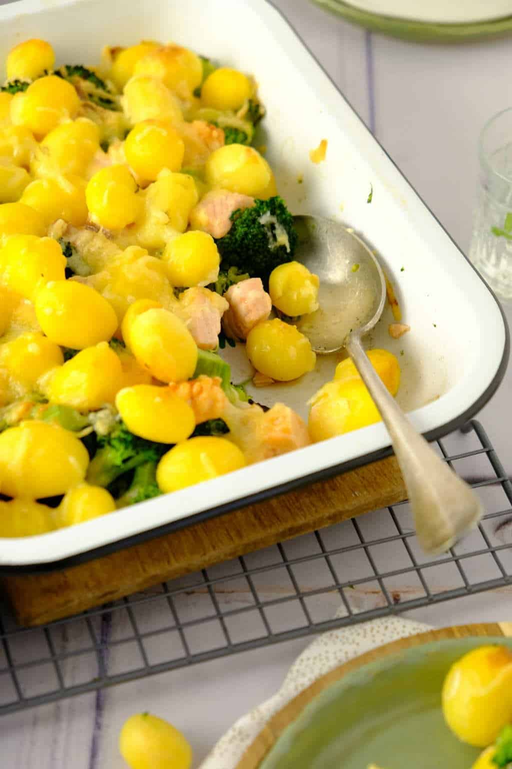 Dit recept van een ovenschotel met broccoli en zalm is heerlijk voor doordeweeks. Met een kleine voorbereiding zet je deze makkelijke ovenschotel zo op tafel. 