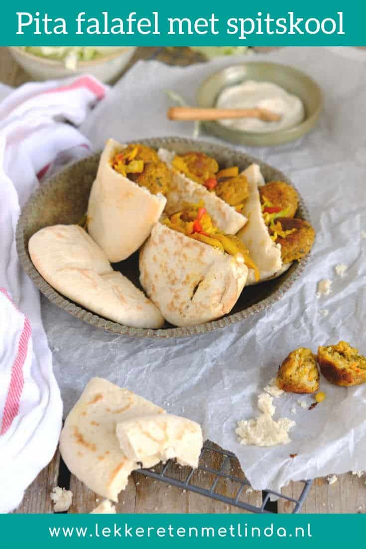 Pita met falafel en spitskool. Dit is een makkelijke maaltijd na een drukke werkdag of werkweek. Met slechts een handjevol ingrediënten zet je dit recept op tafel. #vegetarisch