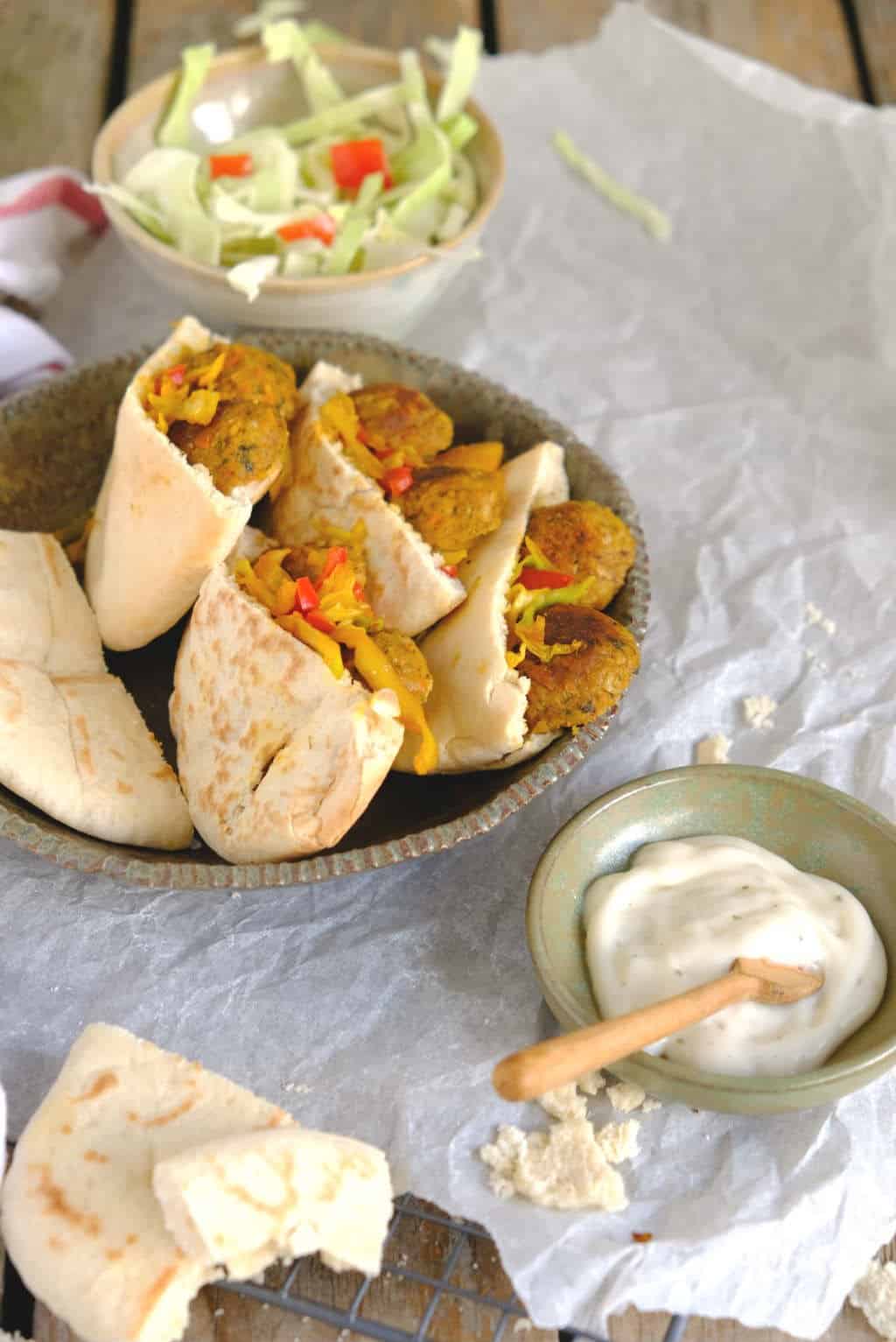 Pita met falafel en spitskool. Dit is een makkelijke maaltijd na een drukke werkdag of werkweek. Met slechts een handjevol ingrediënten zet je dit recept op tafel. #vegetarisch