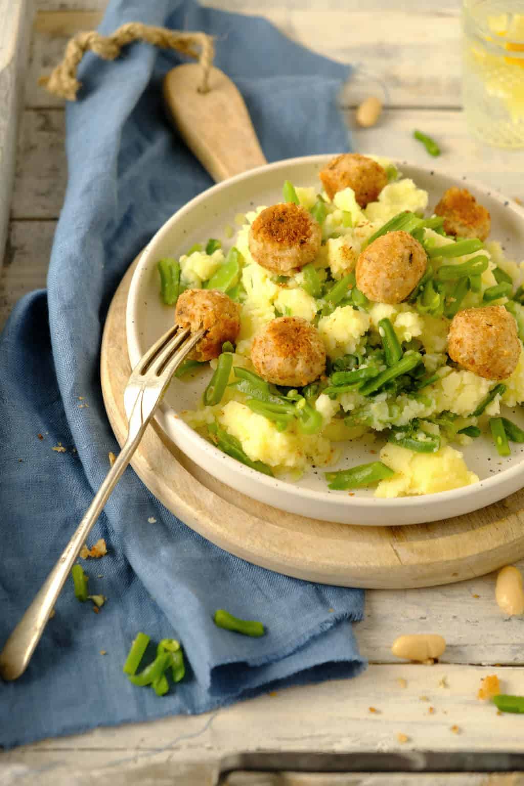 Een snijbonen stamppot met witte bonen balletjes. Een makkelijk vegetarisch recept waarbij je zelf je vleesvervanger maakt met een pot witte bonen. #stamppot #vegetarisch