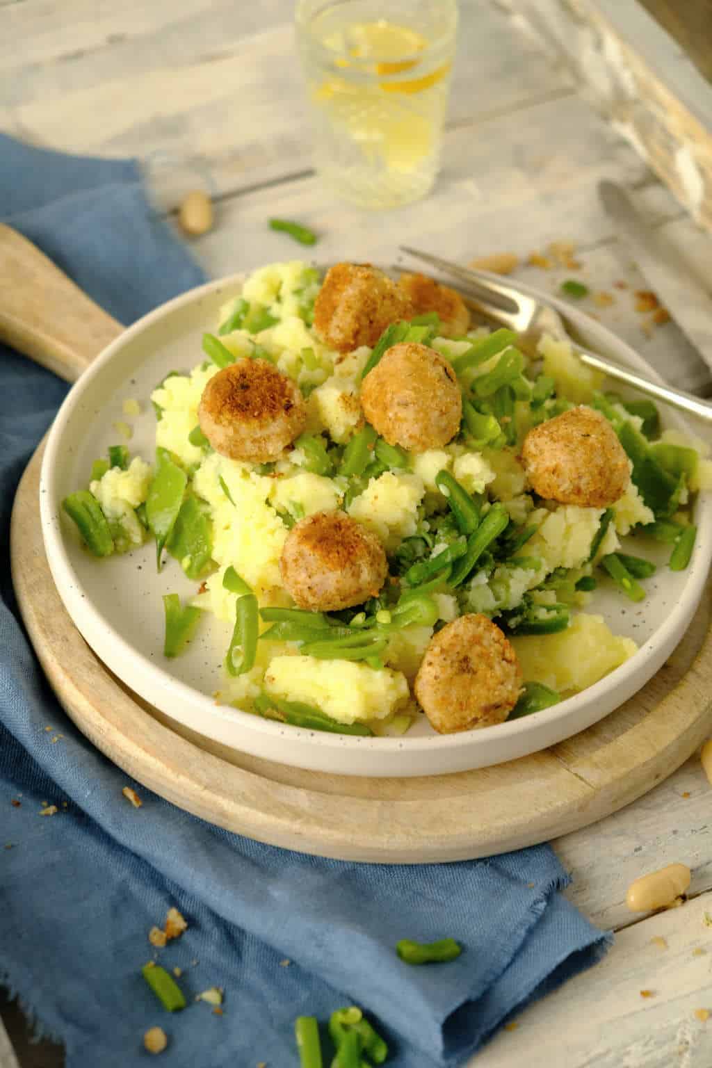 Een snijbonen stamppot met witte bonen balletjes. Een makkelijk vegetarisch recept waarbij je zelf je vleesvervanger maakt met een pot witte bonen. #stamppot #vegetarisch