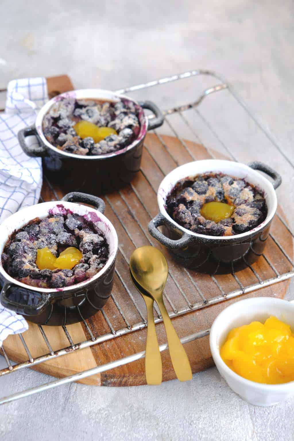De blauwe bessen clafoutis met lemon curd is een heerlijk fris dessert voor de lente. Je kunt het bijna in zijn geheel voorbereiden, ideaal voor een diner. 