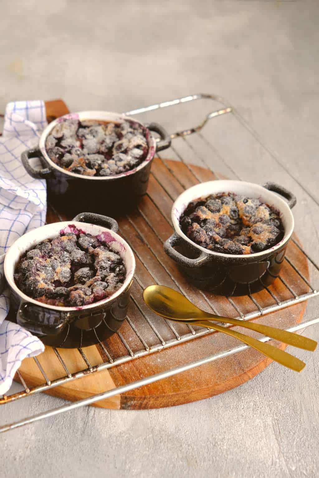 De blauwe bessen clafoutis met lemon curd is een heerlijk fris dessert voor de lente. Je kunt het bijna in zijn geheel voorbereiden, ideaal voor een diner. 