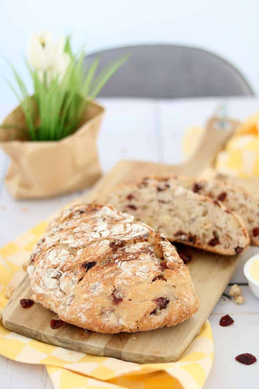 Met 6 ingrediënten maak je zelf brood zonder te kneden. Dit cranberry notenbrood kan niet mislukken. Probeer dit brood recept snel eens uit! #ontbijt #nokneadbread 