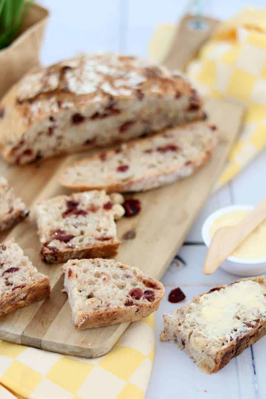 Met 6 ingrediënten maak je zelf brood zonder te kneden. Dit cranberry notenbrood kan niet mislukken. Probeer dit brood recept snel eens uit! #ontbijt #nokneadbread 