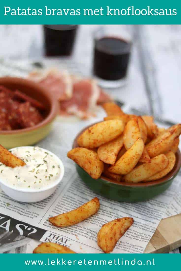 Patatas bravas met knoflooksaus maak je thuis eenvoudig zelf met voorgekookte aardappelpartjes. Voor erbij serveer je een frisse knoflooksaus.