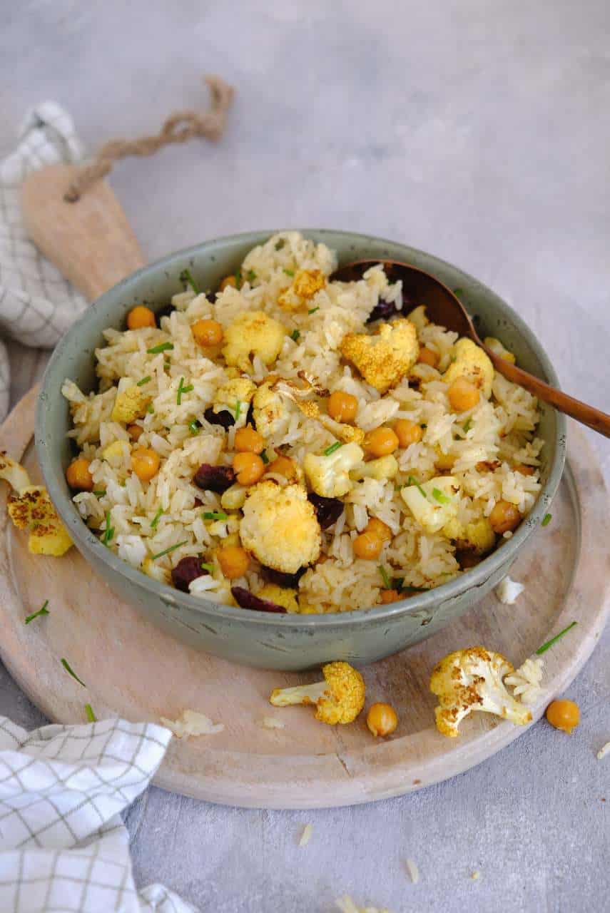 Begin de week met een vegetarisch recept: rijst met geroosterde bloemkool en kikkererwten. Kijk snel hoe je deze makkelijke maaltijd maakt.