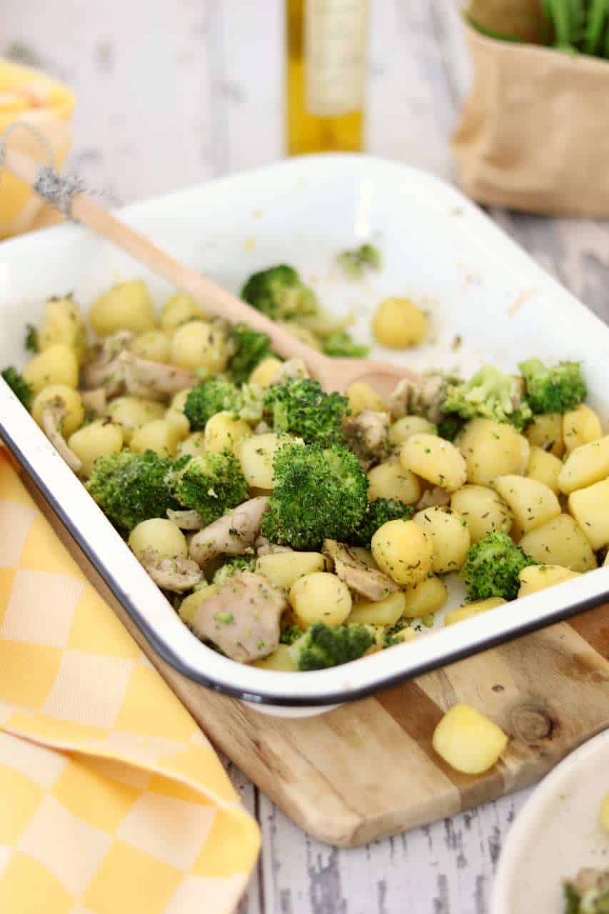 Ovenschotel met kip, broccoli en krieltjes. Deze makkelijke maaltijd heeft slechts 7 ingrediënten. 