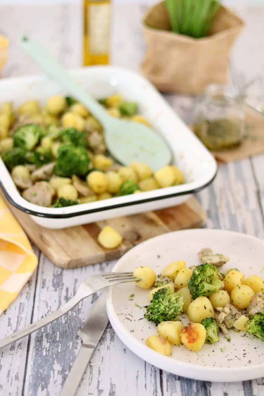Ovenschotel: krieltjes met broccoli, kip en pesto. Een makkelijk, gezond en lekker recept dat het hele gezin lust.