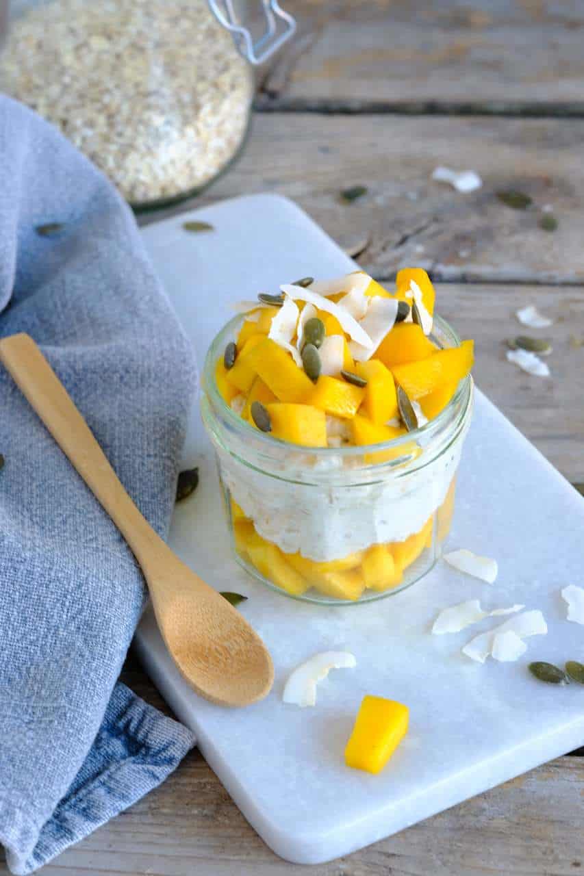 Overnight oats kokos en mango. Binnen 5 minuten staan er twee ontbijtjes voor je klaar. Lekker met Griekse yoghurt, havermout, kokosmelk en mango.