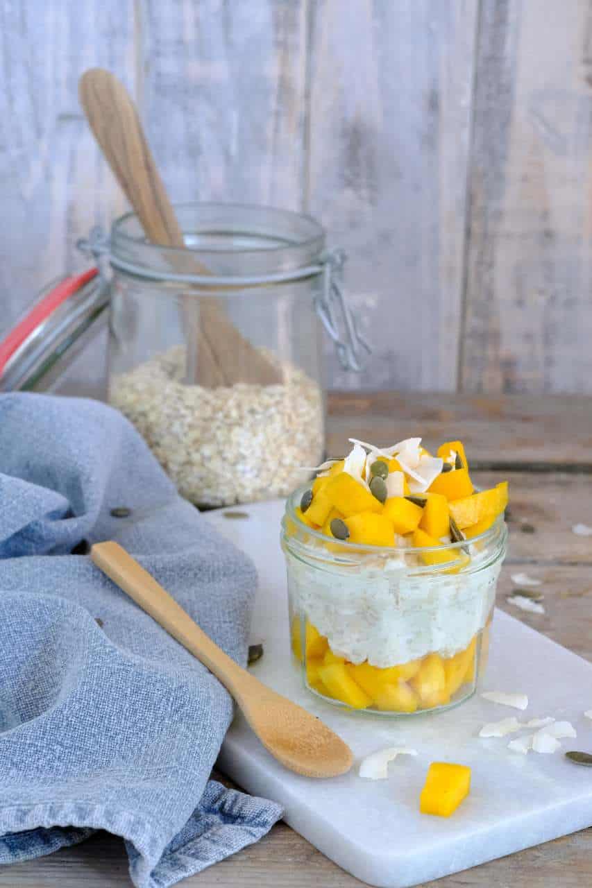 Overnight oats kokos en mango. Binnen 5 minuten staan er twee ontbijtjes voor je klaar. Lekker met Griekse yoghurt, havermout, kokosmelk en mango.