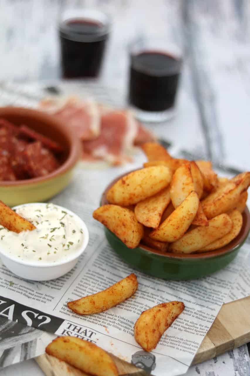 Maak je eigen tapas. Patatas bravas met knoflooksaus maak je thuis eenvoudig zelf met voorgekookte aardappelpartjes. Voor erbij serveer je een frisse knoflooksaus.