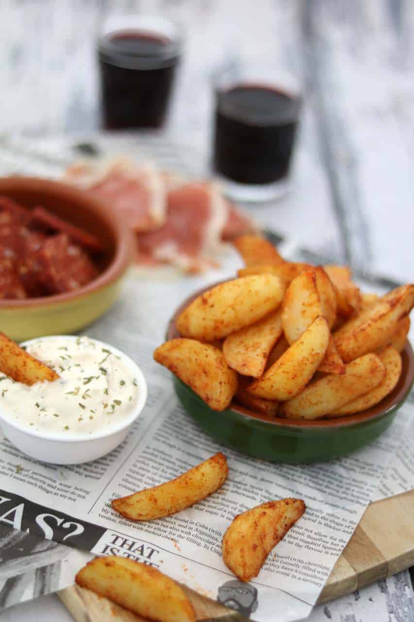 Waan je in Spanje met deze zelfgemaakte patatas bravas met knoflooksaus