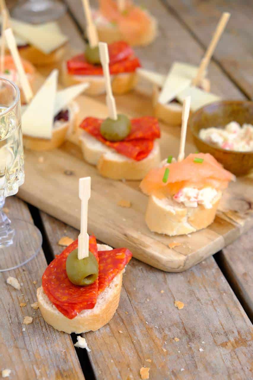 Pinchos recepten chorizo met olijven op een prikker. In de blog tref je nog meer tapas recepten aan.